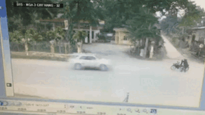 Clip: Người đàn ông bị 'bóng ma tốc độ' hất văng nhanh như chớp khiến người xem sửng sốt