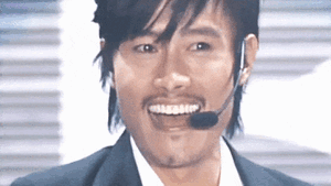 Netizen phát hoảng với nụ cười… quá nhiều răng của Lee Byung Hun trên sân khấu