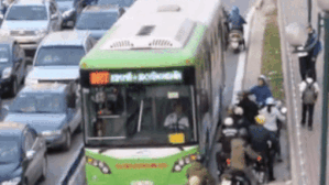 Clip: Xe máy bỏ chạy khi bị quay lại hành vi đi vào làn đường của xe buýt nhanh