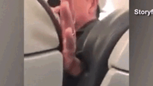 Công bố video khoảnh khắc trước khi bác sĩ David Dao bị lôi khỏi máy bay