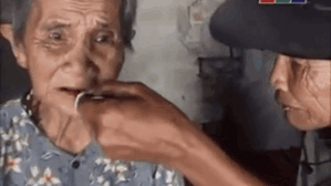 Nghẹn lòng cảnh con trai 62 tuổi bị khuyết tật và tâm thần đi xin ăn phụng dưỡng mẹ già yếu