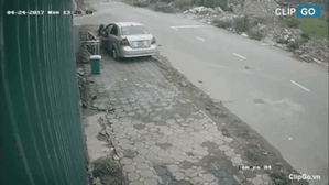 Clip: Người đàn ông đi ô tô lấy trộm thùng rác đặt bên lề đường