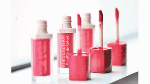 Đi biển trong những ngày lễ mà các nàng diện màu son này thì xinh hết nấc!