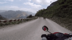 Nhóm trẻ em dàn hàng ngang cướp đồ, tấn công phượt thủ trên đỉnh đèo Mã Pí Lèng