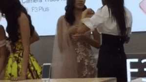 Khoảnh khắc hậu trường cực độc: Thầy trò Minh Tú thân thiết…uống nước chung bình, Lan Khuê dịu dàng vuốt tóc Mỹ Nhân