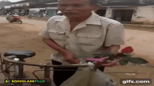 Clip giản dị mà xúc động: 'Một thời khổ nhiều rồi, 20/10 nay mua hoa về tặng bà nó'