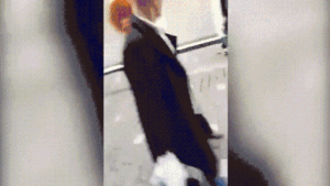 Phẫn nộ: Người mẹ dùng dây kéo lê con trên đường phố