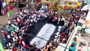 Bước chân trần trên than hồng để cầu may, người phụ nữ ngã sấp mặt