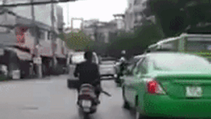 Clip gây xôn xao: Nam thanh niên vác mã tấu chém rụng hàng loạt gương ô tô trên đường phố Sài Gòn