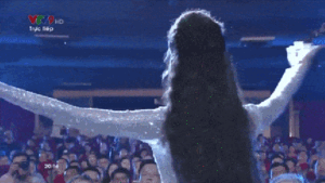 Lan Khuê gặp sự cố trượt khỏi ghế khi làm giám khảo Chung kết Hoa hậu Đại dương 2017