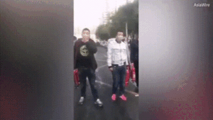 Đám cưới suýt trở thành đám ma vì chú rể bị đám bạn xịt bình chữa cháy vào mặt