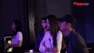 Phạm Hương nhún nhảy khi xem Sơn Tùng M-TP tập luyện tại HHHV Việt Nam 2017