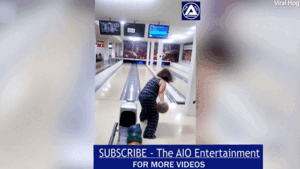 'Thần đồng' bowling đây rồi: Ném bóng bowling trúng ngay màn hình tivi