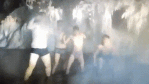 Trời lạnh -68 độ C ở ngôi làng lạnh nhất thế giới, những người này vẫn cởi trần bơi dưới sông