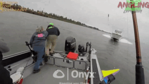 CLIP: Lao với 'tốc độ bàn thờ', xuồng cao tốc đâm nát bét thuyền đánh cá