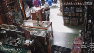 Tên trộm hài hước nhất thế giới: Đi ăn trộm mà mải mê biểu diễn võ thuật đến quên cả 'cuỗm' đồ