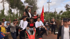 Đúng như ước nguyện, Hoa hậu H'Hen Niê được đưa về nhà bằng máy cày