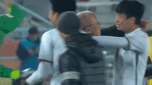 Clip xúc động: HLV 'Park kỳ diệu' ôm đầu hôn các cầu thủ U23 như cha con!