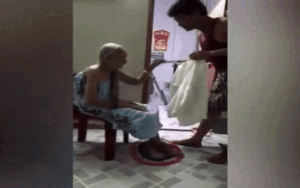 Clip khiến bao người bật khóc: Con trai ân cần tắm cho mẹ già 80 tuổi, khen mẹ mặc áo mới đẹp lắm