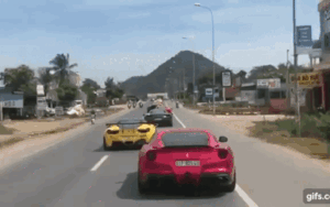 Clip: Loạt 'xế' xịn bạc tỷ đồng loạt xuống phố khiến dân tình choáng ngợp