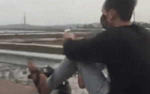 Clip thanh niên vừa lái xe bằng chân vừa chơi liên minh bị dân mạng 'ném đá' dữ dội