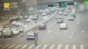 Không đủ kiên nhẫn đợi 20 giây đèn đỏ, người phụ nữ nhận kết thảm