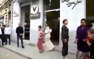 Clip gây phẫn nộ: Dùng trẻ nhỏ làm vũ khí quật vào lưng người khác