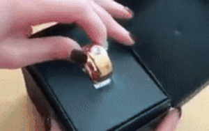 Đang nâng niu món quà mùng 8/3, cô gái bỗng vứt ngay lập tức vì lý do bất ngờ