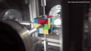 Khoảnh khắc kinh ngạc: Robot phá kỷ lục xoay rubik chỉ trong 0,38 giây