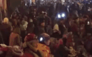 Choáng váng cảnh thị trấn Sa Pa ken đặc người dịp cuối tuần, quanh nhà thờ không còn 1 khoảng trống