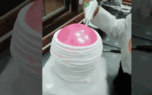 Sinh nhật bạn thân, tại sao không tặng bánh sinh nhật bá đạo dễ nổ thay vì mua pháo bông như mọi năm