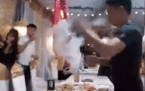 Thanh niên 'ăn chơi nhất Vịnh Bắc Bộ' đi đám cưới người yêu mừng nguyên chùm pháo