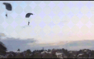 Va chạm kinh hoàng trên không khi nhảy dù, du khách lao thẳng xuống biển và tử vong