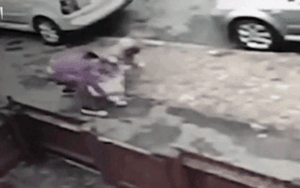 Bé gái 12 tuổi vật lộn gần một phút chống trả tên cướp giật điện thoại