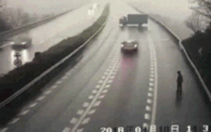 Clip: Chạy ngược chiều rồi bất ngờ quay đầu, xe tải gây tai nạn liên hoàn