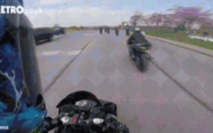 Clip: Nam thanh niên bị hất văng lên không trung khi đua mô tô