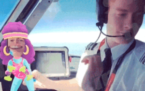 2 phi công thản nhiên quay video, chơi đùa khi đang điều khiển máy bay ở độ cao hơn 9.000m