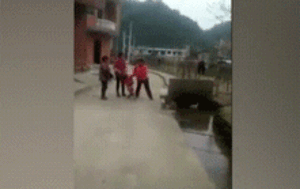 Người phụ nữ thẳng tay ném đứa trẻ xuống mương nước gây phẫn nộ