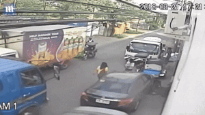 Xe tải cố lách lên trước, đâm đổ cây đè trúng người đi đường