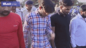 4 nghi phạm hiếp dâm tập thể ở Ấn Độ bị bắt diễu phố, vừa đi vừa ăn tát