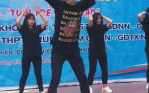 'Thầy giáo trường người ta': Đã điển trai lại còn nhảy đẹp thế này thì nữ sinh lại bị 'đốn tim' mất thôi