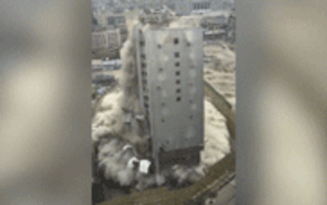 Xem cảnh tòa nhà 15 tầng hóa tro bụi chỉ trong 10 giây