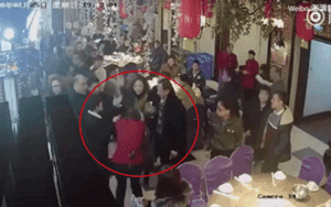 Phục vụ chậm, thực khách đánh đập nữ bồi bàn không thương tiếc