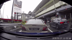 Mặt dày, người đàn ông cố tình lùi xe đâm vào ô tô phía sau hòng ăn vạ