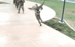 Binh sĩ Mỹ nháo nhào chạy khi bị ngỗng tấn công