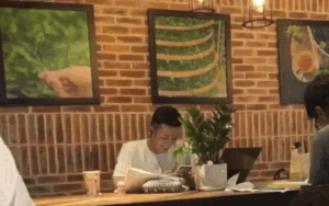 Chỉ lỡ cười tỏa nắng một cái thôi, chàng trai bỗng lọt vào tầm ngắm của cư dân mạng