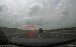 Clip nữ 'ninja' chạy ngược chiều trên cao tốc khiến nhiều người khiếp vía