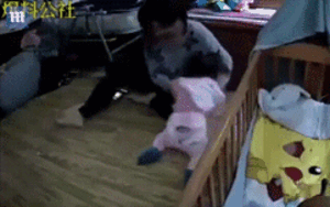 Phẫn nộ: Bảo mẫu vừa đánh thùm thụp vào ngực bé 8 tháng tuổi vừa nghịch điện thoại