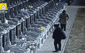 Lẻn vào nghĩa trang ăn trộm đồ cúng của người đã khuất