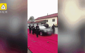 Rước dâu bằng trực thăng và dàn xe sang trăm tỷ khiến bao người 'choáng váng'